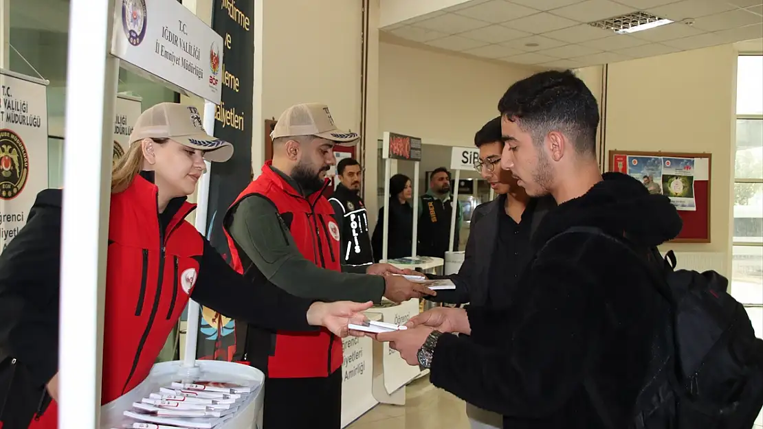 Iğdır'da polisler üniversite öğrencilerini bilinçlendiriyor