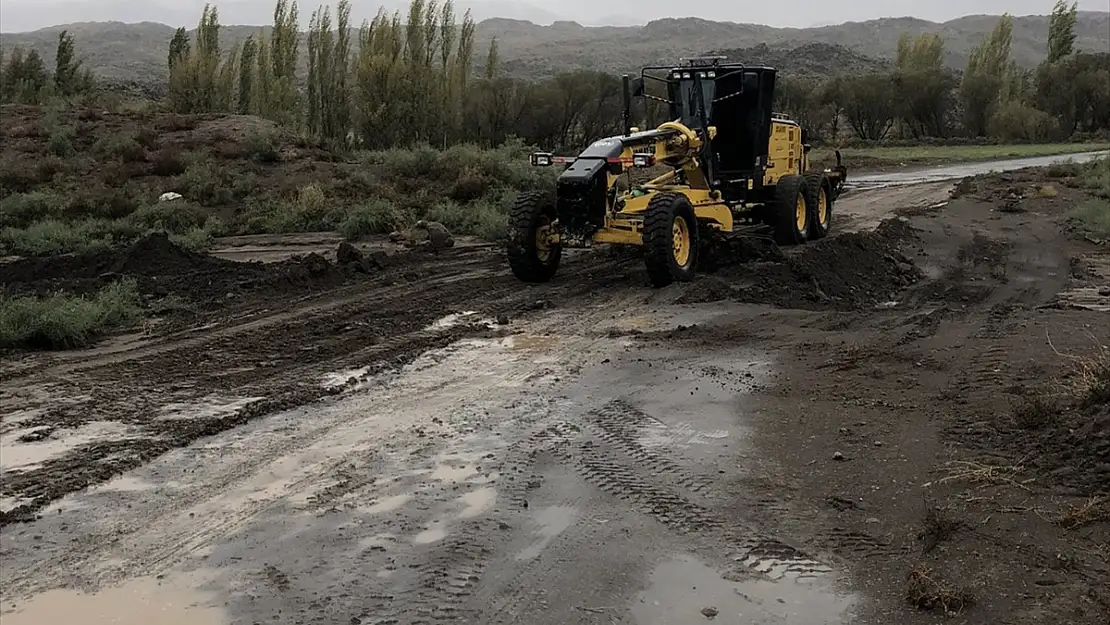 Iğdır'da selden kapanan 2 köyün yolu tekrar ulaşıma açıldı
