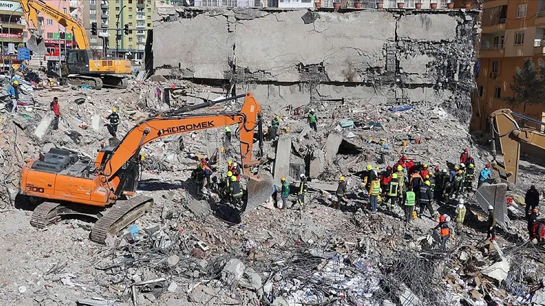 Diyarbakır'da depremde biri yıkılan 2 bloklu sitede 'yapı farklılığı' ortaya çıktı