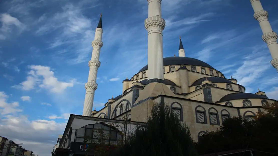 Ağrı'nın İlk 4 Minareli Camisi Hem İbadet Hem Ticaret İhtiyacını Karşılıyor