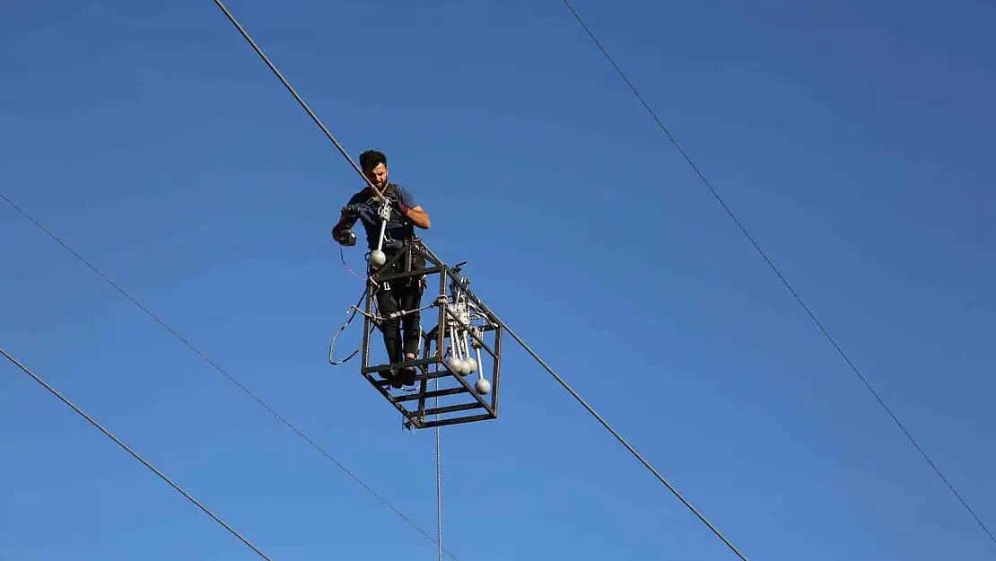 Muş'ta yüksek gerilim hatlarına risklere rağmen bakım yapılıyor