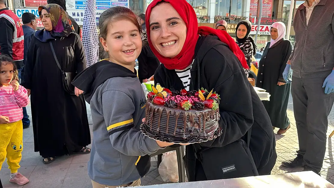 Van'da 6 yaşındaki kız çocuğu kermeste kazandığını Filistin'e bağışladı