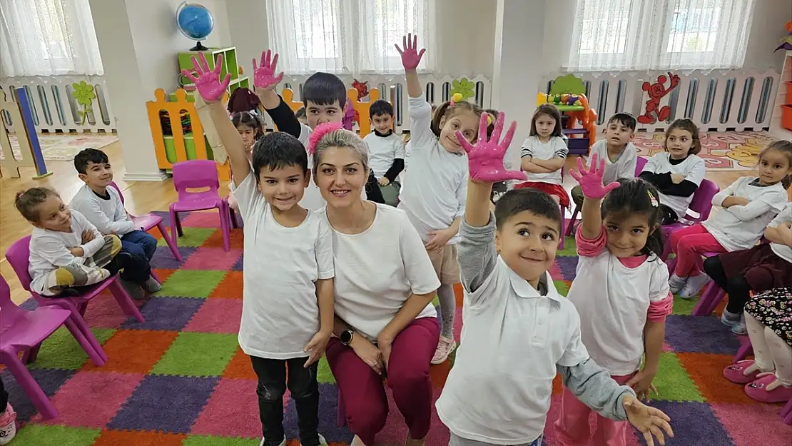 Erzurum'da çocuklar el baskısı yaparak kansere farkındalık oluşturdu