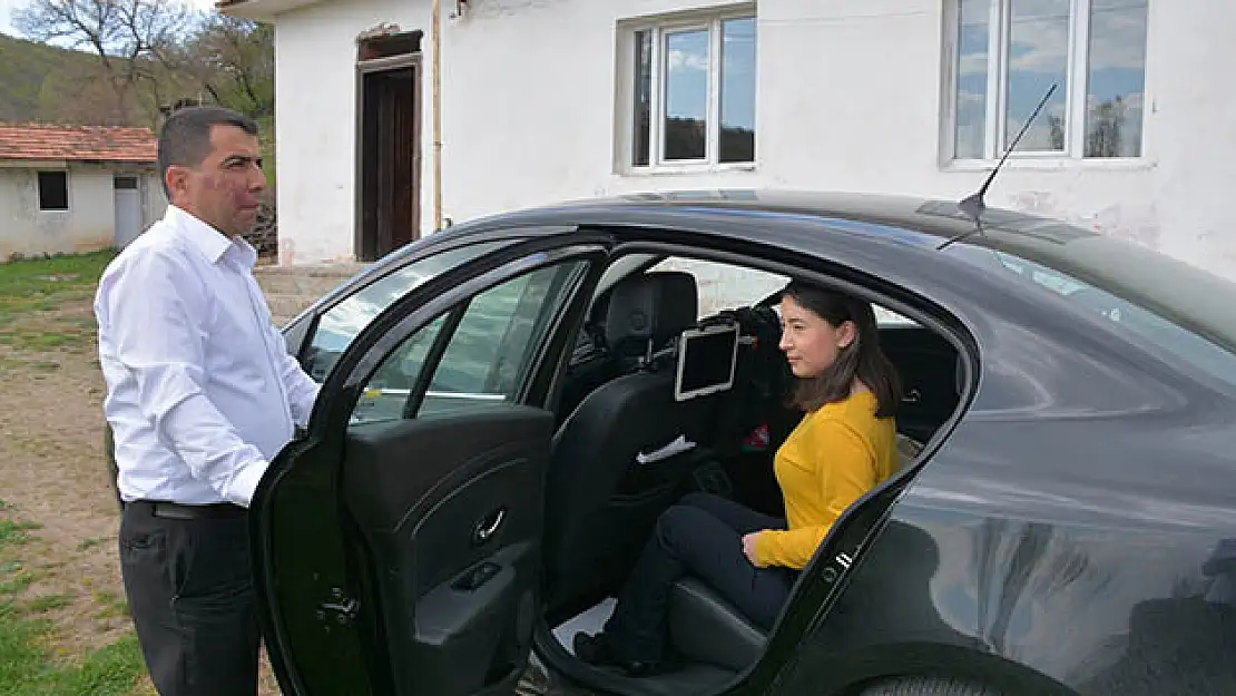 Öğretmene makam aracını verdi