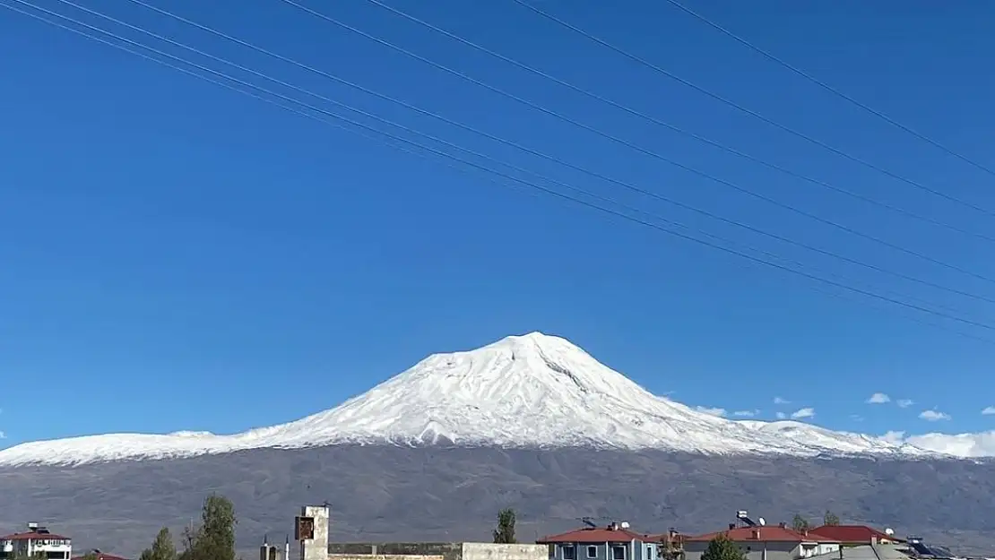 Ağrı Dağı'nın Karla Kaplı İhtişamlı Görünümü