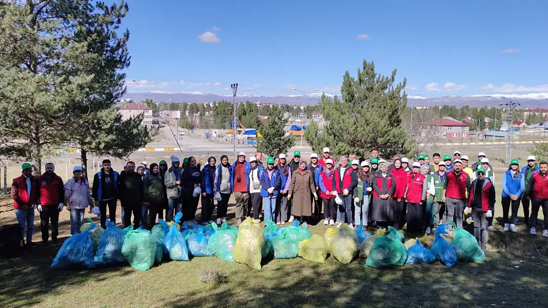 Ağrı'da doğa gönüllüleri çöp topladı