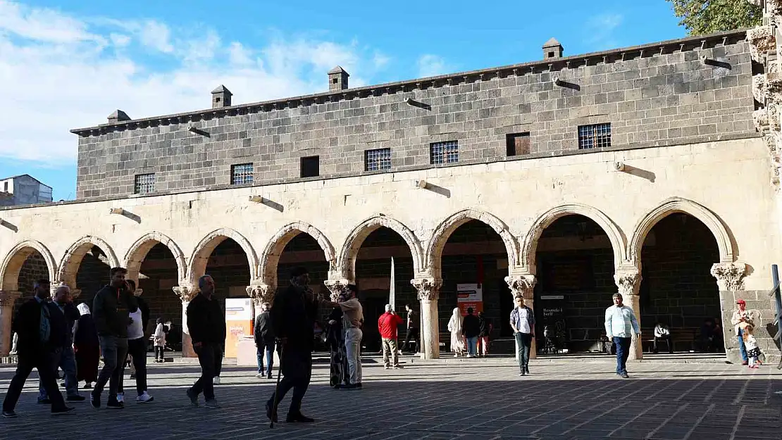 Diyarbakır Ulu Cami'ye Kaliforniya'dan gelen kadın hayran kaldı