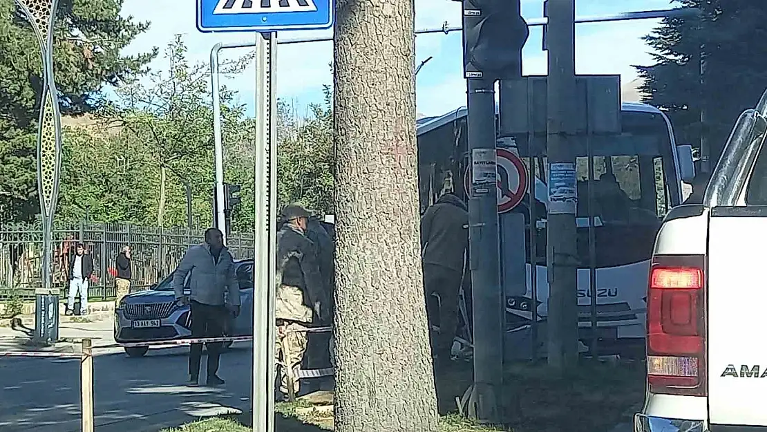 Bitlis'te güvenlik korucularını taşıyan otobüs kaza yaptı