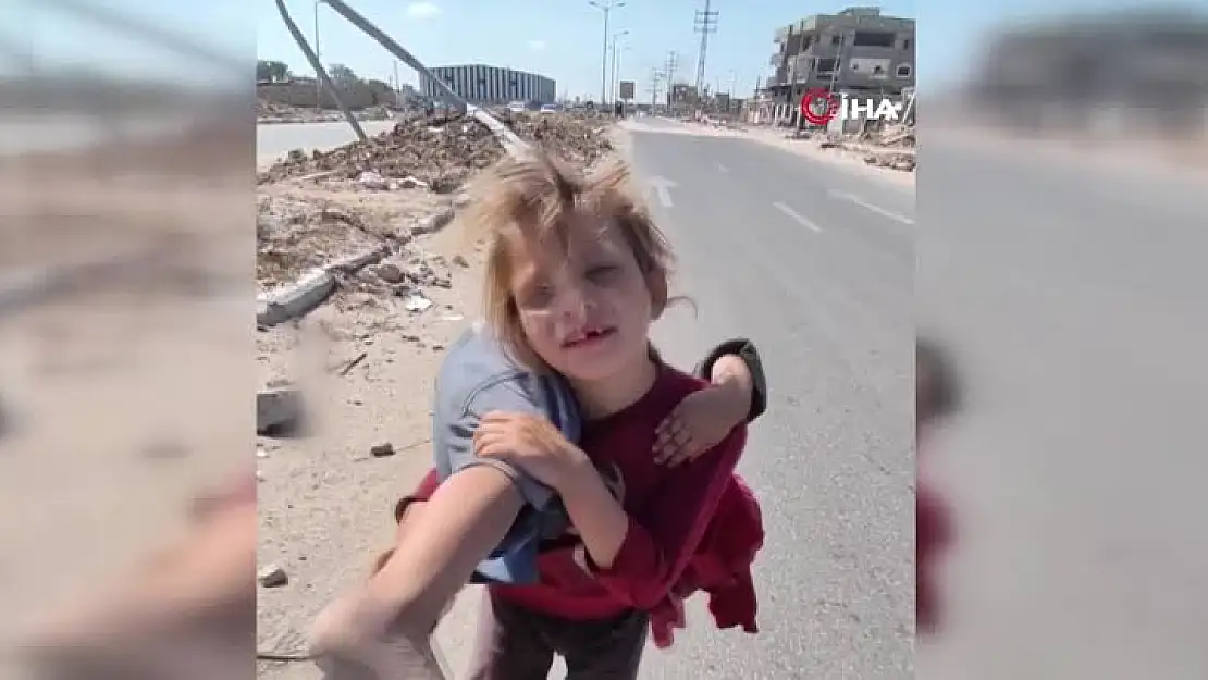 Gazze'de küçük kız çocuğu yaralı kardeşini kilometrelerce omzunda taşıdı