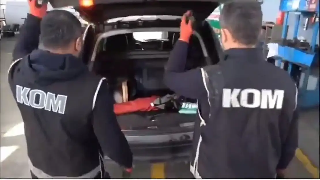 Van'da bir araçta 290 adet cep telefonunu ele geçirildi