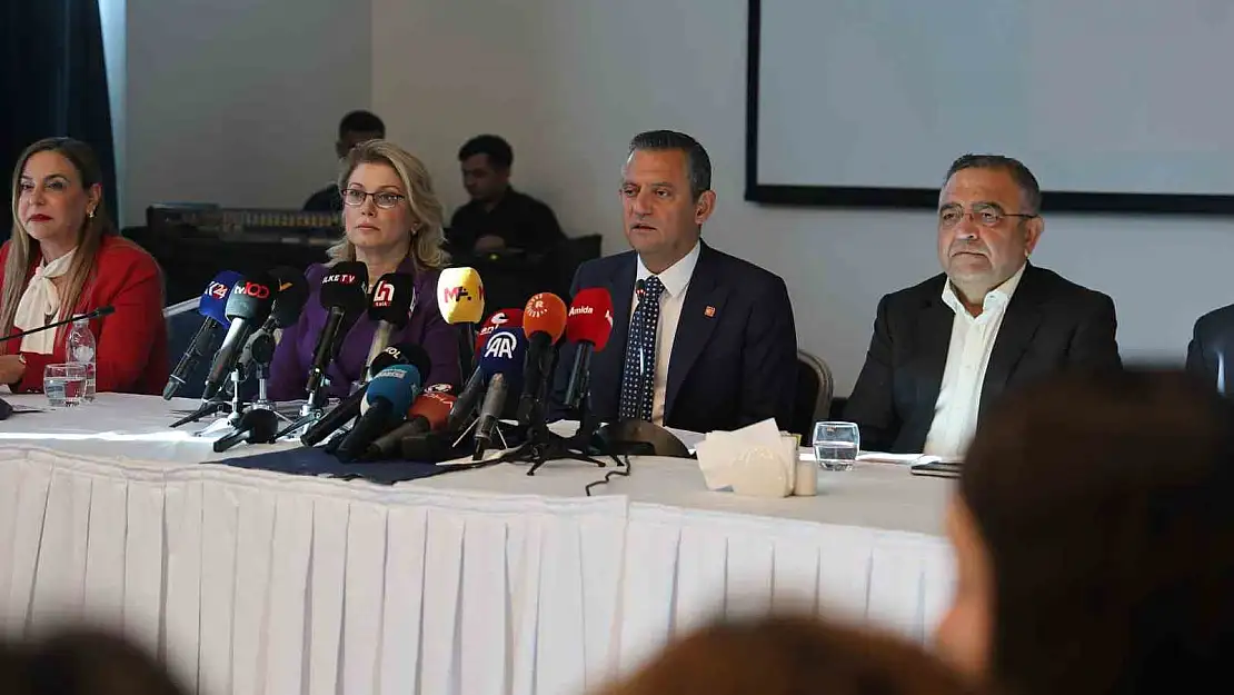 CHP lideri Özel, Diyarbakır'da  STK temsilcisi ile bir araya geldi