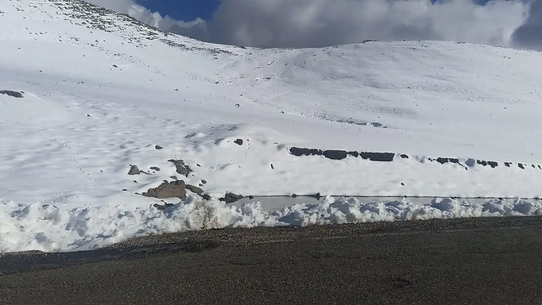 Ağrı-Kars Kağızman yoluna kar düştü