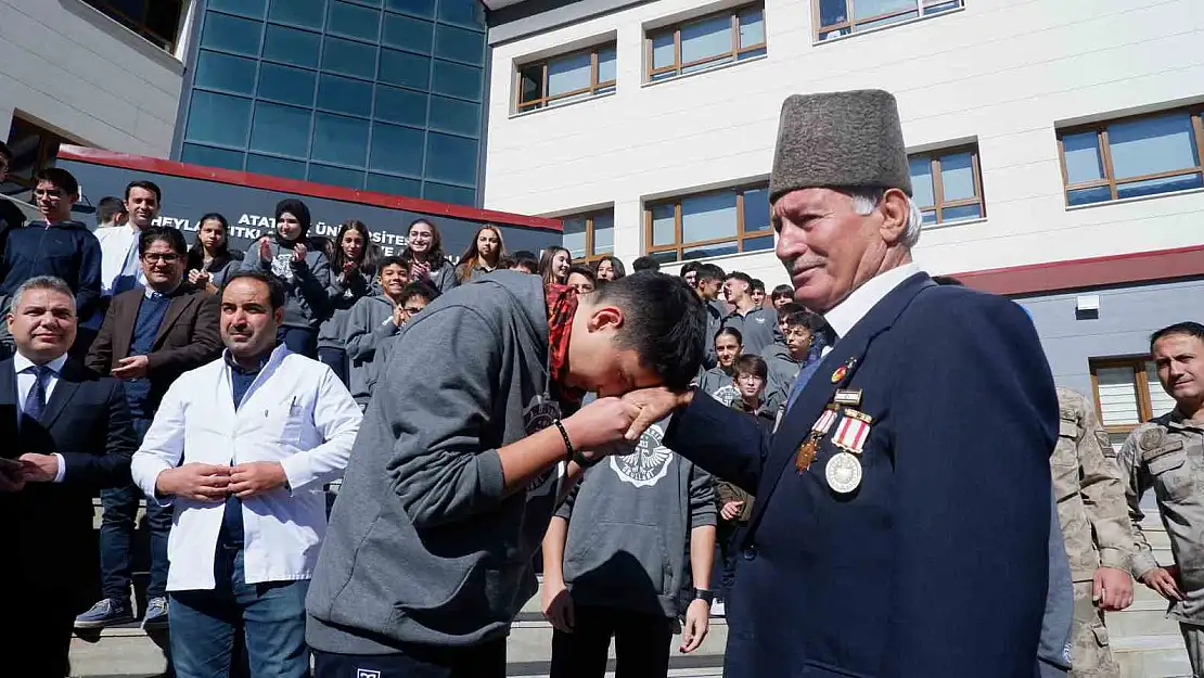 Erzurum'da gaziler öğrencilerle buluştu