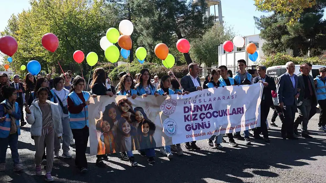 Diyarbakır'da kız çocukları gökyüzüne balon bıraktı