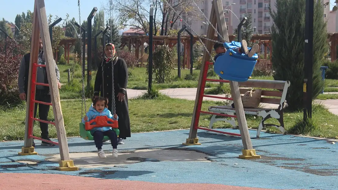 Ağrı Millet Bahçesi'nde Sonbaharın Sıcak Günleri