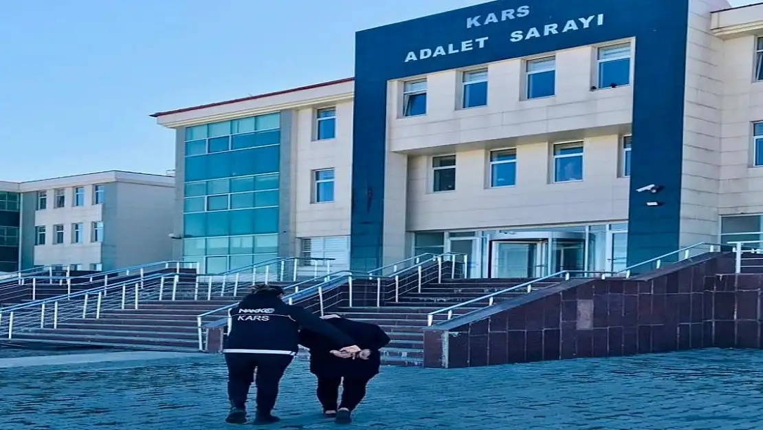 Kars'ta Uyuşturucu Operasyonu: Kuryenin Makadından 94 Parça Uyuşturucu Çıktı