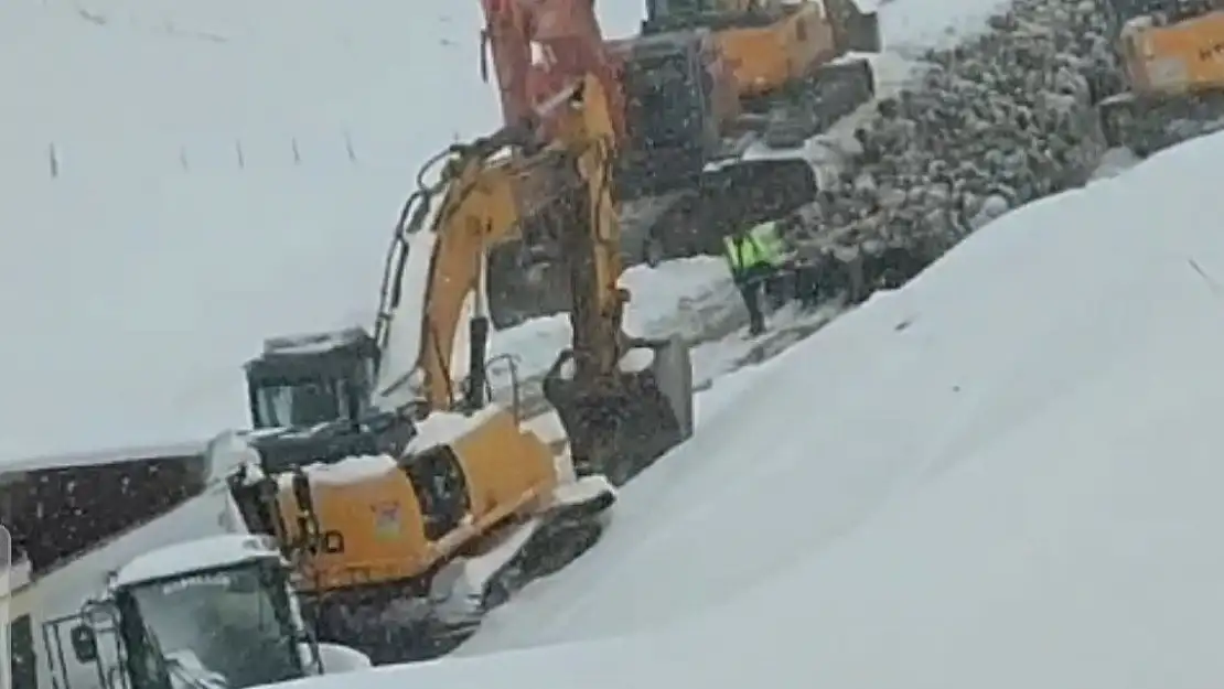 Başkale'de yollar kapandı