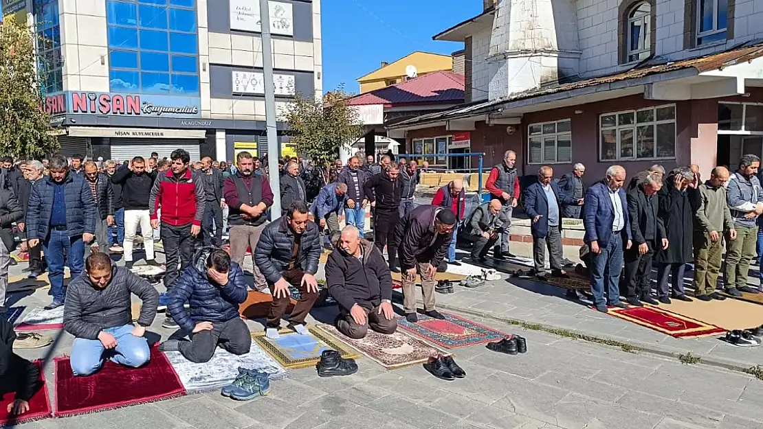Ağrı Meydan Camii'nde Cuma Namazı Dışarıda Kılındı