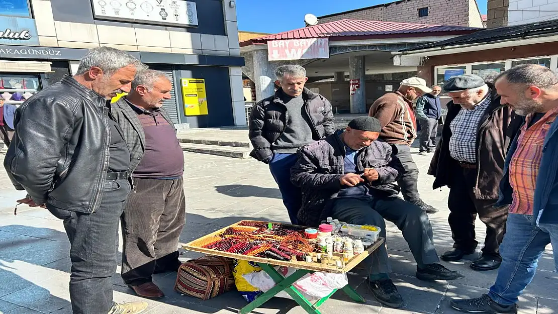 Ağrı'da 20 yıldır cami önlerinde esans satıyor