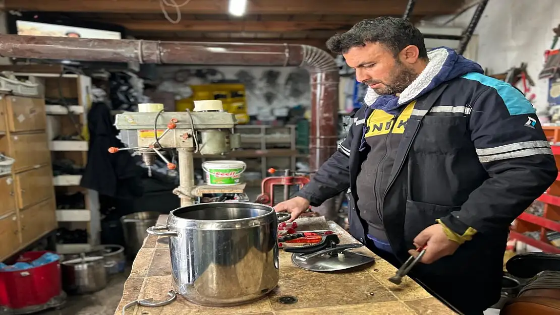 Ağrı'da Ev Aletleri Tamiratı ile mesleğini yaşatıyor