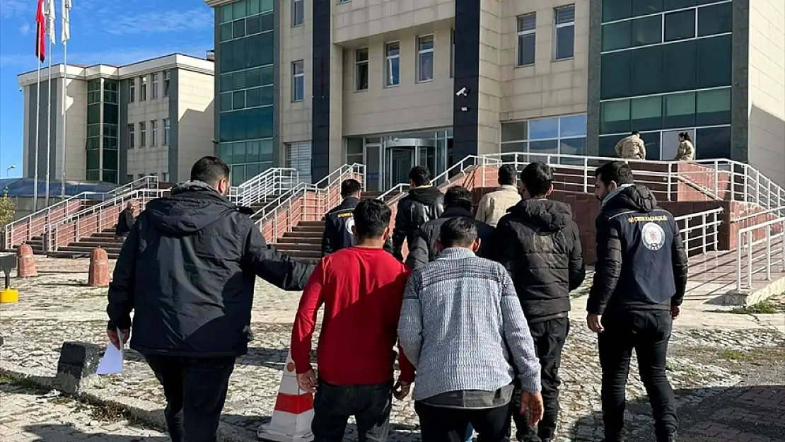 Kars'ta 6 düzensiz göçmen sahte pasaportla yakalandı