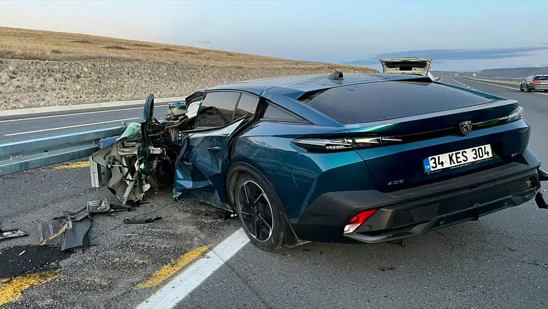Kars'ta Otomobil ile Kamyonetin Çarpıştı