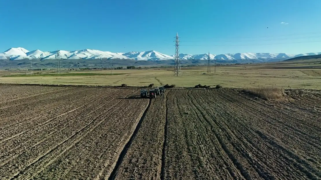 Erzurum'da Tarım Lisesinin 800 Dönümlük Arazisinde Buğday Ekimi Yapıldı