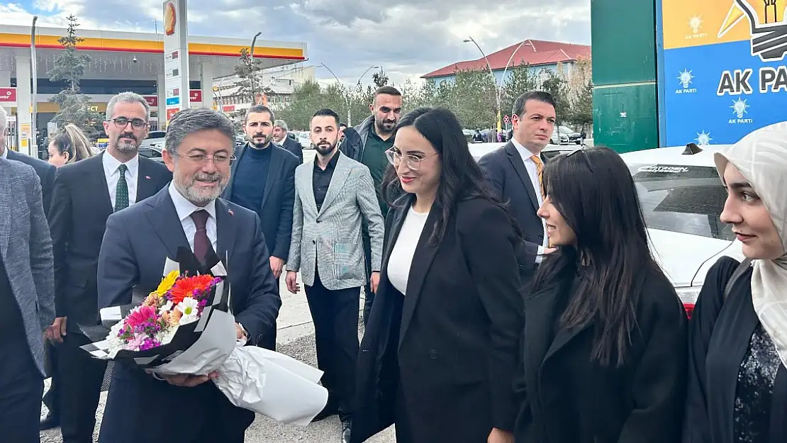 Bakan Yumaklı Ağrı AK Parti'de çiçeklerle karşılandı