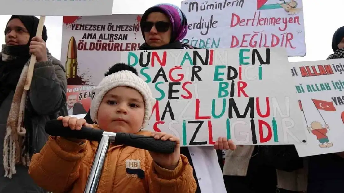 Erzurum'da Sağlık Çalışanları Filistin İçin Sessiz Yürüyüşlerine Devam Ediyor