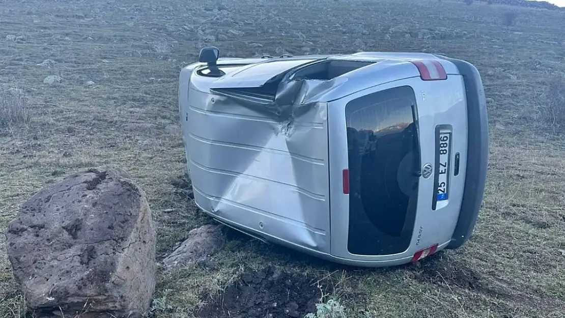 Kars'ta Bir Araç Şarampole Devrildi