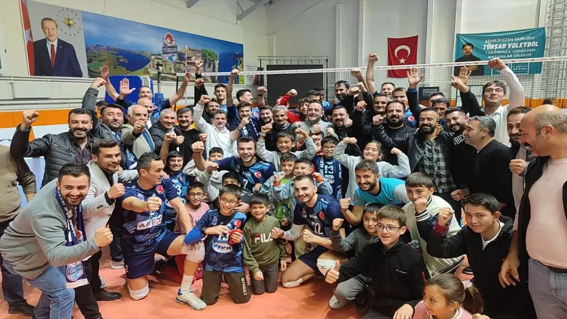 Bitlis TÜRŞAD Erkek Voleybol Takımı'nın Galibiyet Sevinci