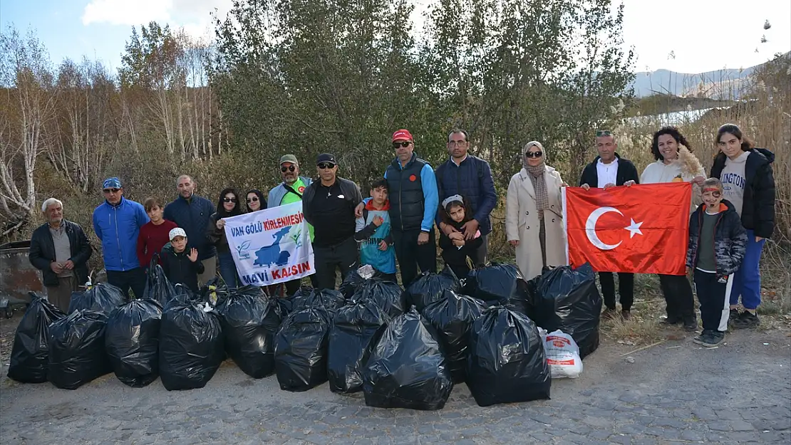 Doğaseverler Nemrut Kalderası'nın çevresini tertemiz yaptı