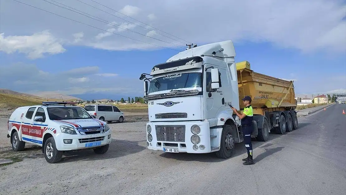 Van'da sıkı trafik denetimi: 164 araç trafikten men