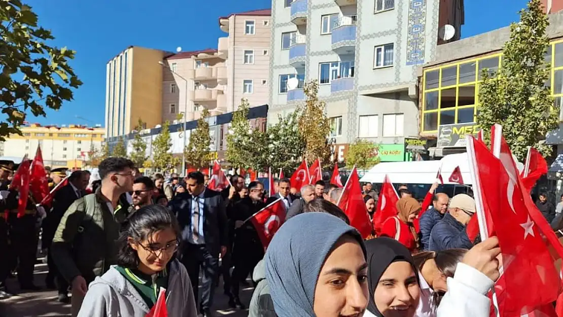 Doğubayazıt'ta bayraklı yürüyüş