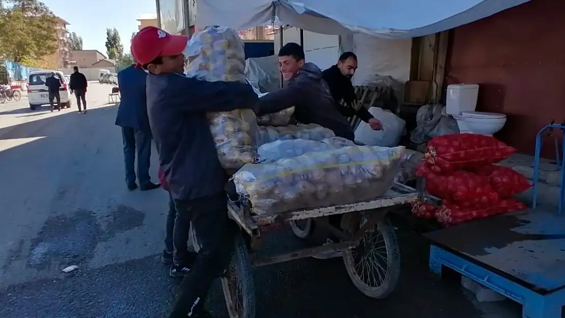 Ağrı'da El Arabacıları Vatandaşların Yükünü Hafifletiyor