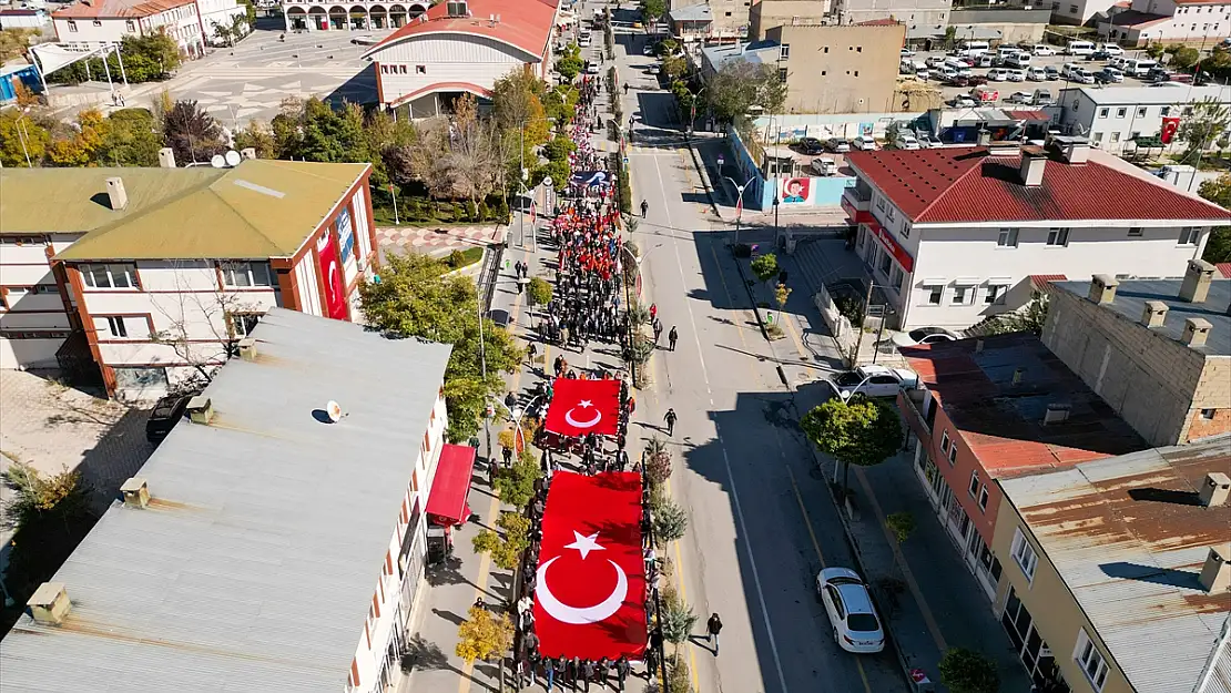 Van ve Muş'ta 'Cumhuriyet Yürüyüşü' yapıldı