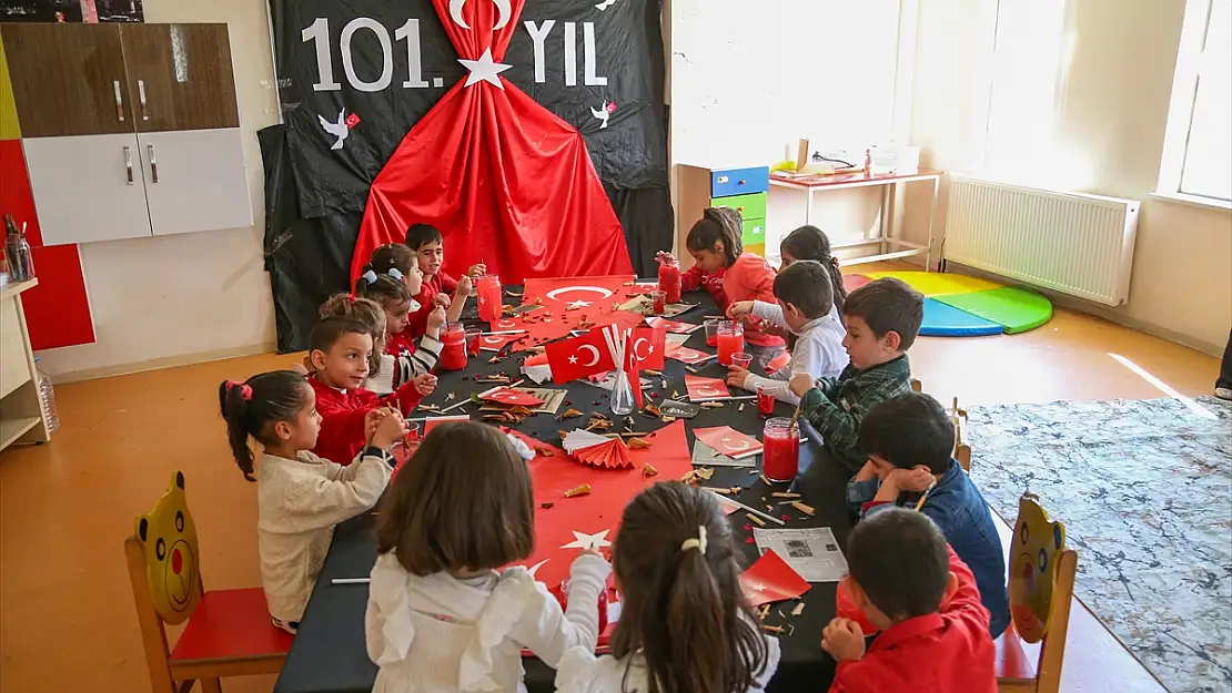 Van'da anaokulu öğrencileri Cumhuriyet Bayramı'nı kutladı