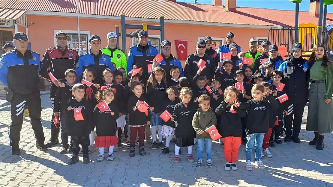 Van polisi çocuklara kitap köşesi oluşturdu