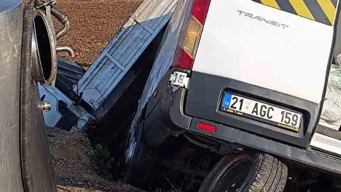 Diyarbakır'da feci kaza: 12'si öğretmen 14 yaralı