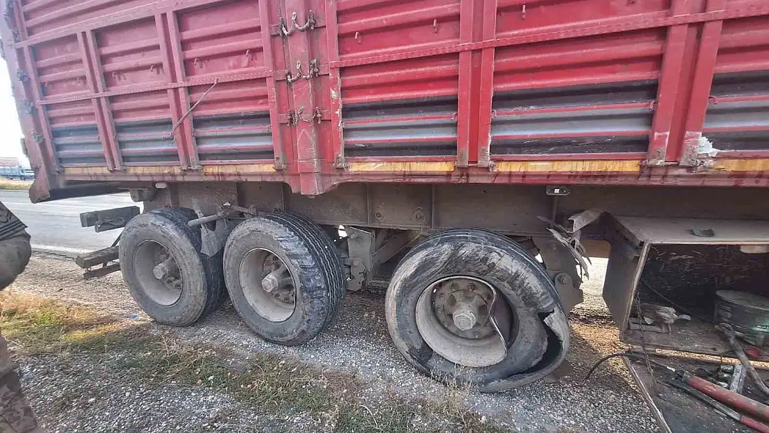Bitlis'te kamyonet tırla çarpıştı: 2 yaralı
