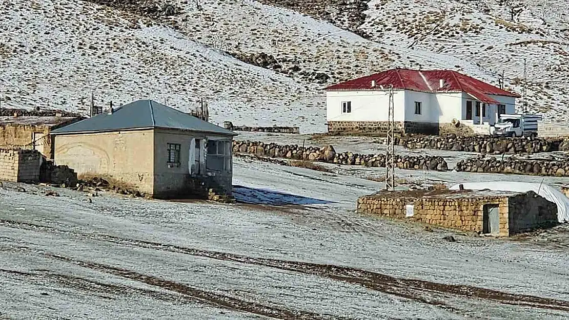 Bitlis'te en yüksek rakımlı köy beyaza büründü