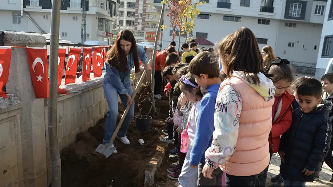 Bitlis'te öğrenciler okul bahçelerine fidan dikti