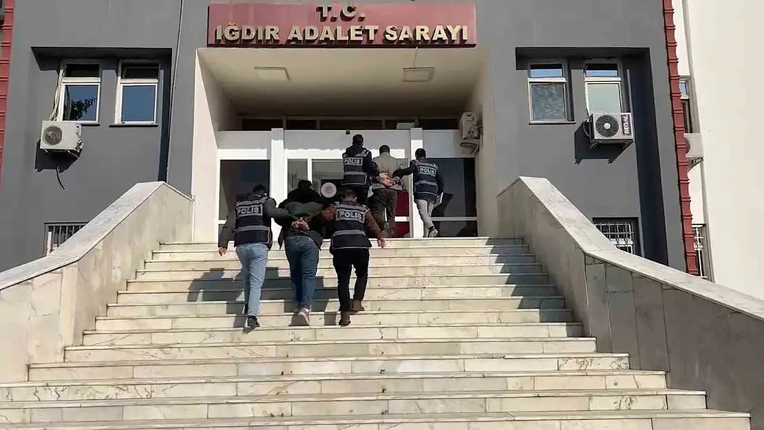 Iğdır'da İstiklal Marşı'nda ayağa kalkmayan iki kişi gözaltına alındı