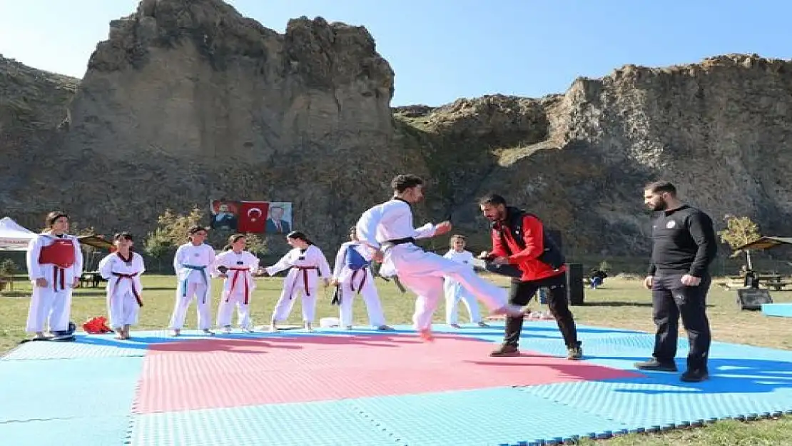 Kanyonda taekwondo gösterileri