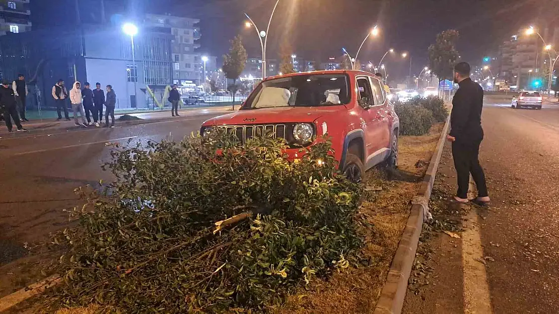 Diyarbakır'da cip refüje çıktı: 1 yaralı