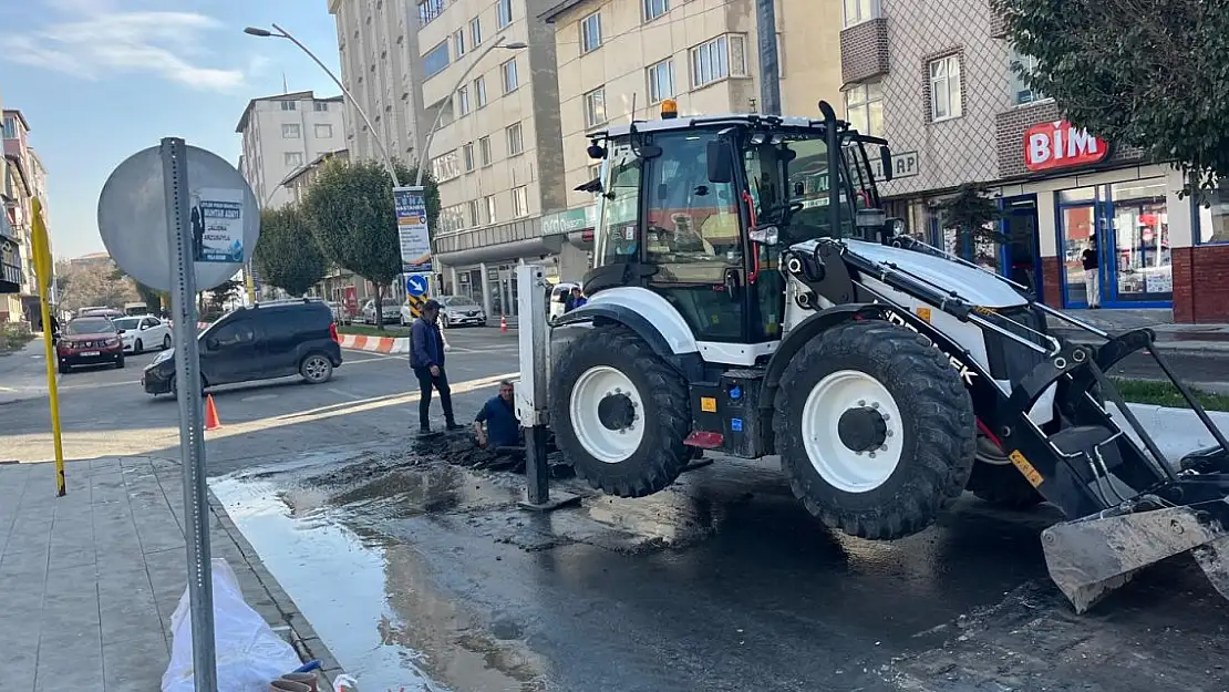 Ağrı'da Kanalizasyon Arızası Nedeniyle Trafik Düzenlemesi