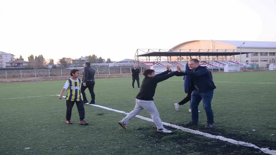 Muş Bulanık Kaymakamı'nın Çocuklarla Futbol Mesaisi