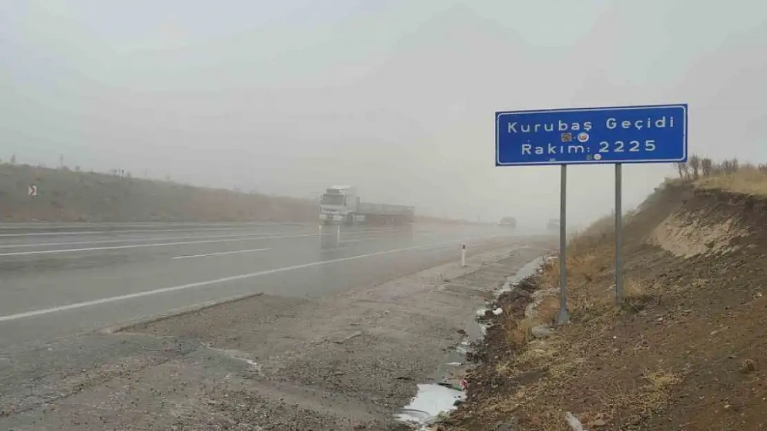 Van'da Yağmur ve Yoğun Sis Etkisini Gösterdi