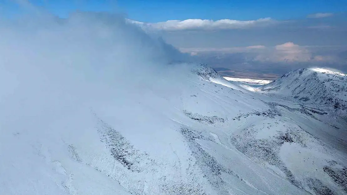 Bitlis'in yüksek kesimlerini kar kapladı