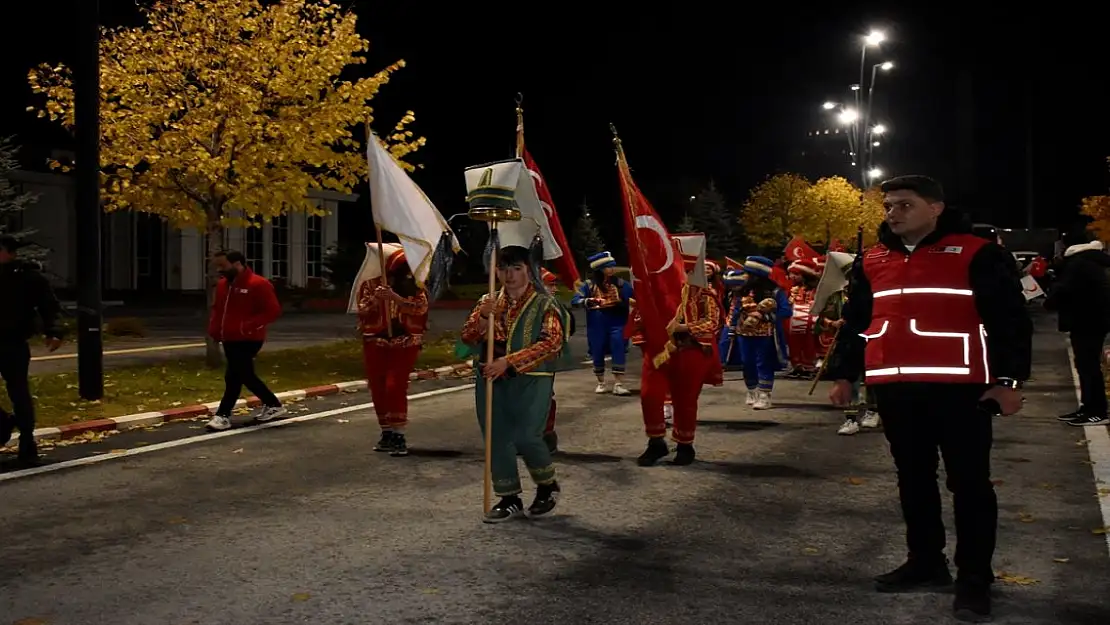 Bitlis'te Kızılay Haftası Meşaleli Yürüyüş ile Kutlandı